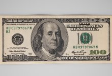 Доллар подешевел на торгах в Казахстане