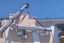 Кран свалился на крышу жилого дома в Балхаше