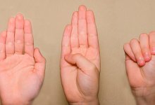 Девочка показала жест о домашнем насилии в эфире российского телеканала