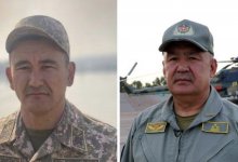 Токаев наградил двоих военнослужащих, тушивших пожар в Абайской области