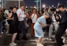 Астанинский вайб: пожилая женщина поразила Казнет своим танцем на столичном Арбате (ВИДЕО)