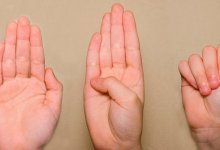 Показала жест о домашнем насилии: мама девочки обвинила журналистов "Первого канала"