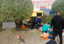 Рабочих ударило током на упавшем подъемнике в Павлодаре