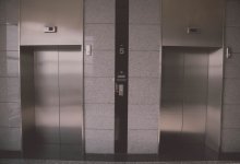 Дети застряли в лифте новой больницы в Караганде