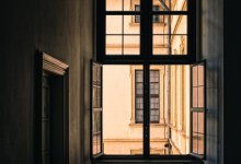 Девушка выпрыгнула из окна в Алматы: полиция нашла подозреваемую