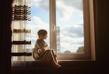 Четырехлетняя девочка выпала из окна и погибла в Караганде