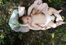 Годовалого ребенка в одном подгузнике оставили на улице в России