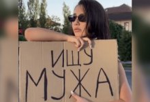 “Ищу мужа“: блогер вышла с оригинальным плакатом на улицы Шымкента