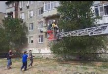 Троих младенцев эвакуировали из горящего здания в Атырау