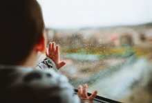 Малыши не могли разбудить пьяную мать, лежащую у подъезда в Актау (ВИДЕО)