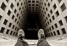 Мужчина с ножом у горла пытался сброситься с четвертого этажа в Алматы (ВИДЕО)