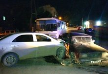 Автобус и легковые авто столкнулись в Актюбинской области: есть погибший