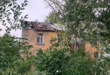 Крыши с домов и учреждений посрывало ветром в Карагандинской области