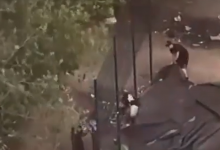 Покрытие спортплощадки замотало с детьми из-за ветра в Темиртау (ВИДЕО)