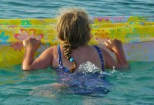 Трех девушек на надувном матрасе унесло в море в Мангистау