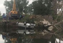 Машину из реки вытащили спасатели в Актобе (ВИДЕО)