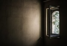 Девочка выпала из окна четвертого этажа в Косшы