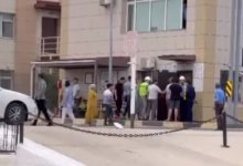 Родители набросились с криками на спасителей их дочерей на Каспии (ВИДЕО)