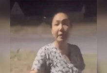 Участковый в халате? Женщина задерживала детей и проверяла документы в Уральске