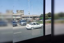 Обнаженный мужчина купался около проезжей части в Шымкенте