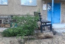 Как после бомбежки: из-за замены трубы в руинах остался двор в Актау