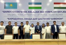 Казахстанские чиновники сфотографировались под искаженным флагом своей страны в Узбекистане