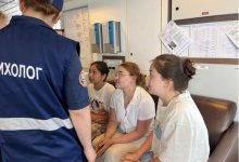 Унесенных в открытое море на матрасе девушек могут наказать в Мангистау