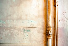 Газовые трубы перекрыли дачникам вход в дома в Алматинской области