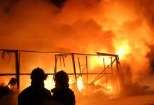 Здание и автомобиль горели рядом с рынком в Шымкенте