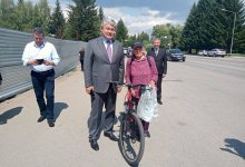 Жительница Риддера на велосипеде догнала кортеж акима, чтобы задать вопрос