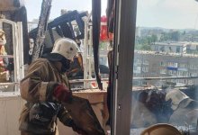 Балкон многоэтажки загорелся в Усть-Каменогорске