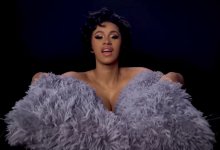 За 100 тысяч долларов продали микрофон Карди Би, который она бросила в фаната (ВИДЕО)