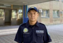 Купил мороженое и успокаивал: полицейский помог девочке найти маму в Туркестане