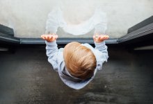 Государство – не родитель: почему казахстанцев не обяжут ставить защиту на окна?