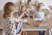 Учителям почти вдвое сократили зарплату в Таразе