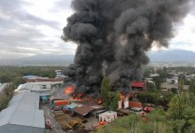 Крупный пожар тушат на складах в Алматы