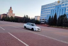 Пролетел клумбы и приземлился на площади у акимата водитель в Костанае