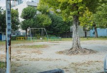 Торчащий металл и мусорные свалки: опасные детские площадки нашли в Атбасаре