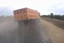 Грузовик столкнулся с двумя авто в Актюбинской области (ВИДЕО)