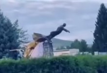 Хотели отреставрировать и снесли памятник Ленину в ВКО (ВИДЕО)