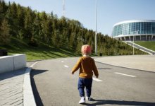 Трехлетний ребенок попал под колеса машины в Астане