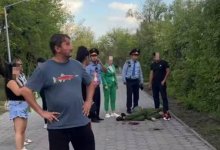 Мужчина в крови напугал посетителей Центрального парка Караганды