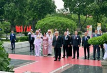 Токаев возложил цветы к монументу нацгероям во Вьетнаме (ВИДЕО)