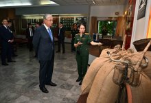 Токаев посетил музей военной истории во Вьетнаме