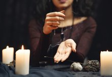 Порча, обряды и "высшие силы": 63 млн выманила целительница у жительницы Уральска