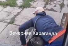 "Маму бьют, помогите!": мужчина напал с кулаками на жительницу Каркаралинска (ВИДЕО)