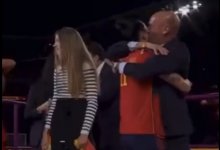 Поцелуй с футболисткой может стоить кресла крупному спортивному чиновнику