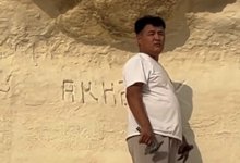 Выбивал надпись в ущелье: названо имя "героя" из видео в Мангистау