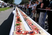 Самый длинный в мире салат Капрезе приготовили в Усть-Каменогорске