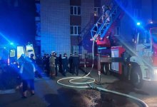 Два человека погибли при пожаре в многоэтажном доме в Уральске